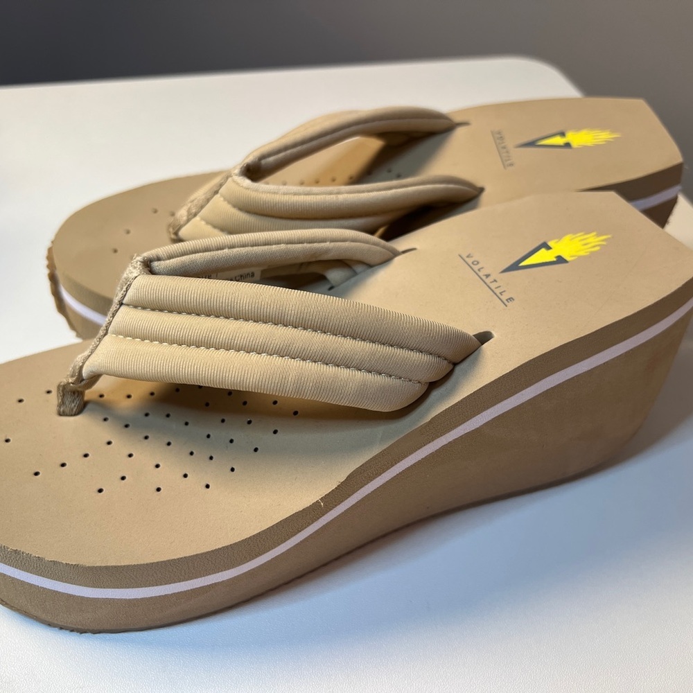Women’s Volatile Tan Platform Flip Flops Sandals Size 7 - Picture 5 of 7